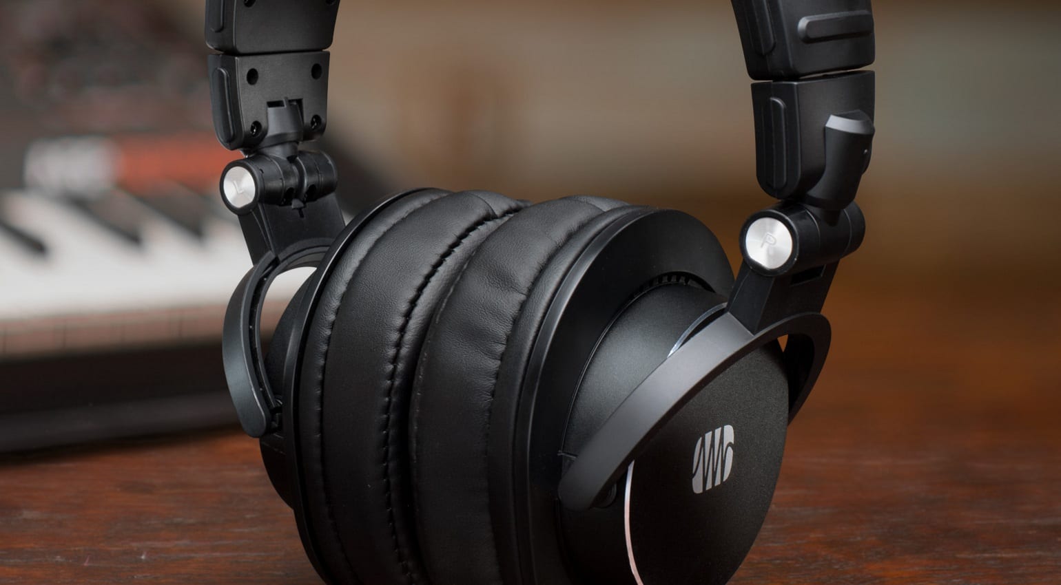 closed studio headphones
