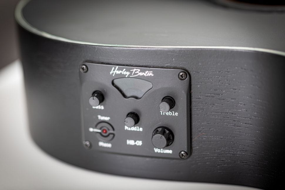 Harley Benton CG-400CE with onboard preamp and tuner