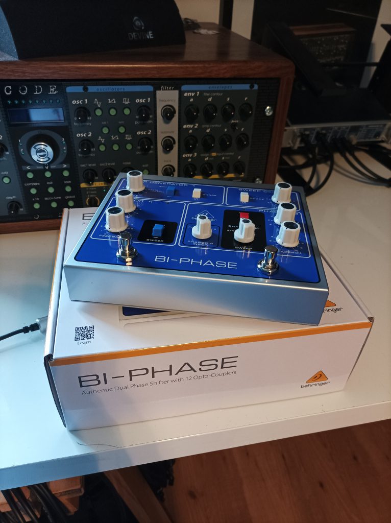 Behringer-Bi-Phase-side-view-766x1024.jpg Behringer-Bi-Phase-side-view-766x1024.jpg